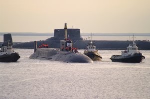 Интересную картиночку нашел.
Лодка проекта 955 (Борей) на фоне проекта 941 (Акула).
Как говорится "почувствуйте разницу"!
Судя по эмблеммам на рубках - это К-535 "Юрий Долгорукий" и ТК-20 "Северсталь".