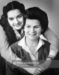 1. Трешкова с дочерью. 
2. Терешкова с мужем. 
3. Терешкова с коллегой по работе. 
4. Взрослая дочь Терешковой. 

Выводы сами сделаете.