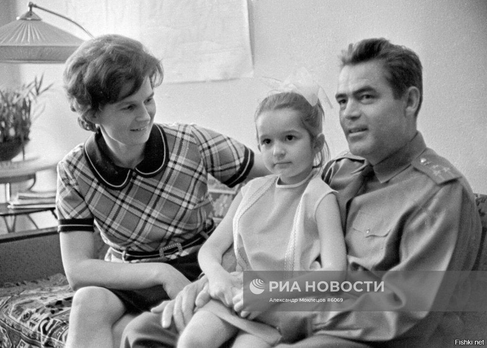 1. Трешкова с дочерью. 
2. Терешкова с мужем. 
3. Терешкова с коллегой по работе. 
4. Взрослая дочь Терешковой. 

Выводы сами сделаете.