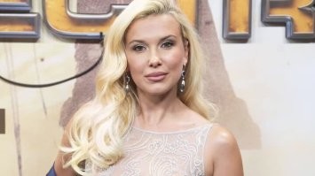 Там Милли Бобби Браун превратилась из девочки в бабищу, минуя стадию "девушка".
Что б вы понимали, на фото ей 21 год.