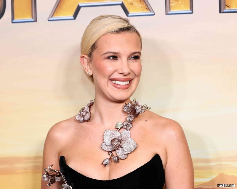 Там Милли Бобби Браун превратилась из девочки в бабищу, минуя стадию "девушка".
Что б вы понимали, на фото ей 21 год.