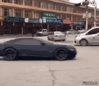 Водитель BMW решил покрутить пятаки