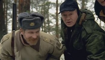 Безумие в прямом эфире: мужчина залез в берлогу спящей медведицы