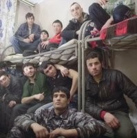 Насколько я понимаю никто не может хозяину запретить жить в своем доме!
Сначала заселяется сам, потом к нему въезжают "профессиональные соседи" на контракте.
Ну а дальше как у нас принято - неудобства появляются у "окупасов"!