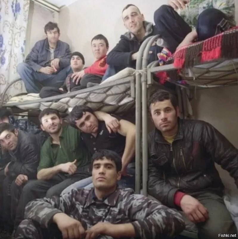 Насколько я понимаю никто не может хозяину запретить жить в своем доме!
Сначала заселяется сам, потом к нему въезжают "профессиональные соседи" на контракте.
Ну а дальше как у нас принято - неудобства появляются у "окупасов"!