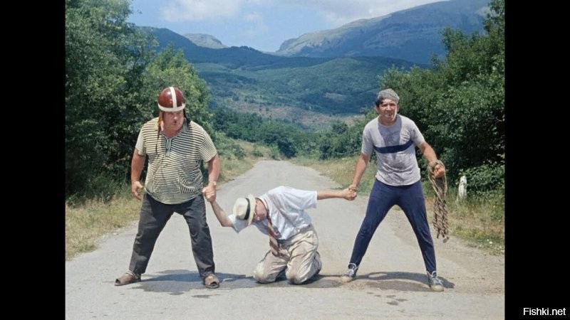 Вот меня чес слово достали эти бабки с палками.... хуже них только самокатчики..
Ладно одна идет, но когда их трое, строем, в ногу, на всю ширину тротуара... Не обойти не пройти...