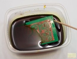 В далеком детстве, в кружке, в доме пионеров примерно так платы травили. Ээх, весело было)