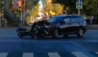 Таблом по капоту некисло приложился!