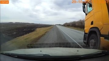 В этот момент, если бы ехала встречка, она бы увидела, что у неё один вариант проехать, это по встречной обочине) Всё остальное перекрыто)