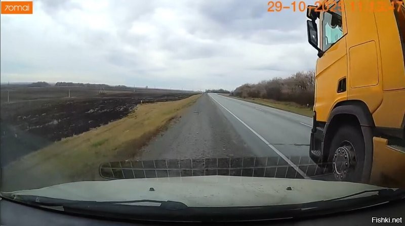 В этот момент, если бы ехала встречка, она бы увидела, что у неё один вариант проехать, это по встречной обочине) Всё остальное перекрыто)