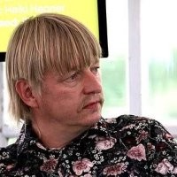 Этот парень кажется тоже любит играть с парикмахера