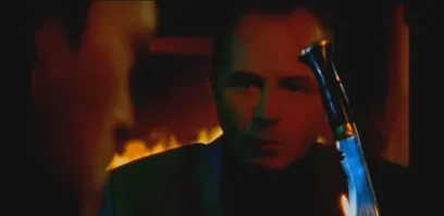 Так почему же Макс предал Белого? Этот момент в «Бригаде» вырезали еще на стадии сценария, а зря - он все объясняет.

За кадром осталась сцена, которая могла полностью изменить восприятие финала.

Он всегда был рядом   молчаливый, точный, словно тень Саши Белого. И потому момент, когда Макс Карельский поднял оружие на своих, стал для зрителей настоящим ударом. Как человек, который спасал, прикрывал и рисковал жизнью ради «Бригады», вдруг оказался предателем? Ответ, как выяснилось, был   но его почти никто не увидел.

Кто такой Макс на самом деле?
Карельский   бывший спецназовец, человек чести и дисциплины. После службы он связался с криминалом и оказался в долгу перед Владимиром Кавериным, тем самым врагом Белова. Тот «отмазал» его от тюрьмы и оставил себе на крючке. Именно тогда, ещё до знакомства с Сашей, Макс получил невидимый приказ, который определил всю его дальнейшую жизнь.

Приказ, который невозможно забыть.
В вырезанной из сериала сцене Каверин проводит с Максом разговор, похожий на сеанс гипноза. Он заставляет его забыть о долге, но оставляет установку: «Когда я появлюсь, я скажу тебе   гаси облик. И ты сделаешь это».

Макс живёт, работает, защищает Белова, но глубоко внутри носит эту команду, не осознавая её. И когда сигнал прозвучал, он просто подчинился.

Девять лет ожидания.
Почему же он не сделал этого раньше? Потому что до последнего момента приказ был спящим. Макс привык к жизни рядом с «Бригадой», привязался к людям, стал частью их мира. Но одна фраза Каверина всё перечеркнула. Для военного с жёстким кодом подчинения слово «приказ» оказалось сильнее дружбы и совести.

Что скрыли от зрителей?
Сцену с гипнозом вырезали из телеверсии, и поэтому поступок Карельского выглядел нелепым. Но если её вернуть, становится ясно: Макс не предавал Белова   он просто исполнил то, что ему внушили много лет назад. Он не враг. Он инструмент.