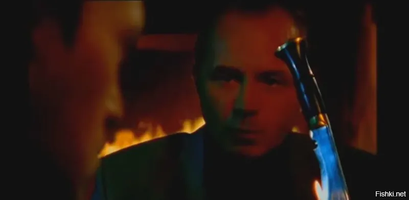 Так почему же Макс предал Белого? Этот момент в «Бригаде» вырезали еще на стадии сценария, а зря - он все объясняет.

За кадром осталась сцена, которая могла полностью изменить восприятие финала.

Он всегда был рядом   молчаливый, точный, словно тень Саши Белого. И потому момент, когда Макс Карельский поднял оружие на своих, стал для зрителей настоящим ударом. Как человек, который спасал, прикрывал и рисковал жизнью ради «Бригады», вдруг оказался предателем? Ответ, как выяснилось, был   но его почти никто не увидел.

Кто такой Макс на самом деле?
Карельский   бывший спецназовец, человек чести и дисциплины. После службы он связался с криминалом и оказался в долгу перед Владимиром Кавериным, тем самым врагом Белова. Тот «отмазал» его от тюрьмы и оставил себе на крючке. Именно тогда, ещё до знакомства с Сашей, Макс получил невидимый приказ, который определил всю его дальнейшую жизнь.

Приказ, который невозможно забыть.
В вырезанной из сериала сцене Каверин проводит с Максом разговор, похожий на сеанс гипноза. Он заставляет его забыть о долге, но оставляет установку: «Когда я появлюсь, я скажу тебе   гаси облик. И ты сделаешь это».

Макс живёт, работает, защищает Белова, но глубоко внутри носит эту команду, не осознавая её. И когда сигнал прозвучал, он просто подчинился.

Девять лет ожидания.
Почему же он не сделал этого раньше? Потому что до последнего момента приказ был спящим. Макс привык к жизни рядом с «Бригадой», привязался к людям, стал частью их мира. Но одна фраза Каверина всё перечеркнула. Для военного с жёстким кодом подчинения слово «приказ» оказалось сильнее дружбы и совести.

Что скрыли от зрителей?
Сцену с гипнозом вырезали из телеверсии, и поэтому поступок Карельского выглядел нелепым. Но если её вернуть, становится ясно: Макс не предавал Белова   он просто исполнил то, что ему внушили много лет назад. Он не враг. Он инструмент.