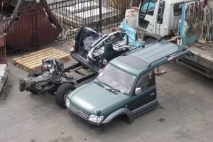 Неужели сейчас люди не понимают, почему марк развалился пополам? Я думал, что для всех это очевидно, но похоже это или забыли, или подросли поколения, которые не знают почему так. В общем поясню. Марк из первого родика так называемые "Распил". Была раньше схема такая у перекупов. Покупали в японии авто, пилили его на две половины, ввозили в качестве запчастей, что бы не платить пошлин. Затем сваривали в гаражных условиях. Обычно сваривали сильно не запариваясь с качеством. Далее шов маскировали, шли к знакомым гаишникам, которым они регулярно башляли на лапу и ставили на учет, и получали "Небитый не крашеный, только что из японии супер надежный авто". правда были случаи, что такой распил и на сильной кочке пополам разваливался.