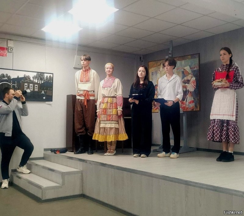 Вчера дети пекли национальные блюда народов Кировской области, угощали нас блинами, чак-чаком, перепечами, сметанными лепешками. Очень зашло)