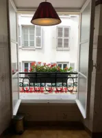 Что за гонево? Пожив во французских Лионе и Дижоне могу сказать что шторы там есть повсеместно. Хрень с запретом была в средние века.