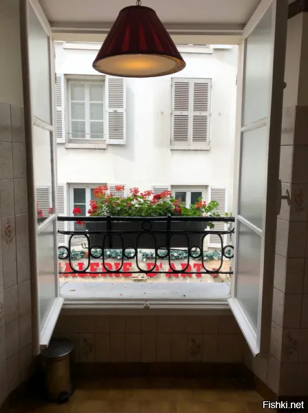 Что за гонево? Пожив во французских Лионе и Дижоне могу сказать что шторы там есть повсеместно. Хрень с запретом была в средние века.