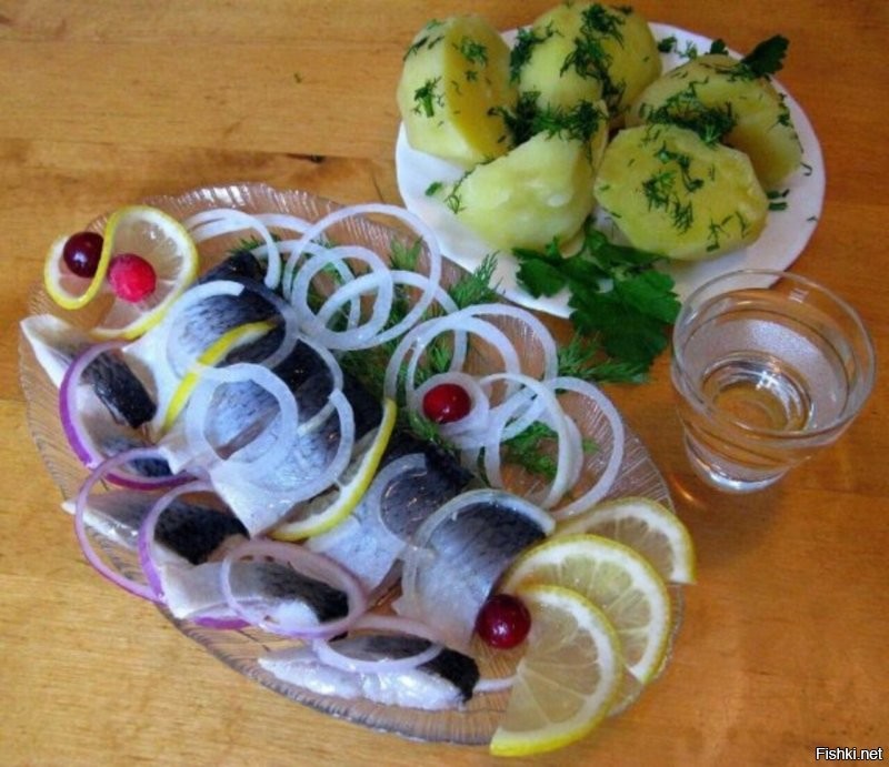 Какая разница, как выглядит русалка... 
 Рыба - основная наша закуска.