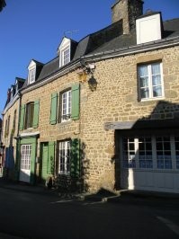 Что за бред?!... Про всех скандинавов не скажу. В Голландии в окнах шторы есть. И уж тем более во Франции!. На-ка, автор. загляни в окна французов. И что это там висит?...
И кто эту хрень собирает и тиражирует?