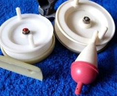 Были такие катушки и поплавки.Крутились они не очень, но на донки шли. А для спиннинга была хорошая катушка "Невская" Конечно инерционная, нужно было чувствовать и пальцем придерживать, чтобы бороду не намотала, поймал сначала по неопытности пару бород, а после годами ловил без проблем, инерцию автоматически регулируя пальцем. Ловле рыбы это нисколько не мешало.