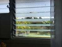 Окна без стекол - это прикольно. Отдыхали на Гавайях в доме без кондиционера - там на окнах глухие москитные сетки и вот такие стеклянные жалюзи на случай сильного ветра. Отпускные впечатления утраиваются.