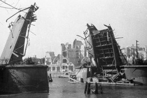 Да эта олёна реально клоун тупорылый. Вот как выглядел центр кёнигсберга после бомбардировок англичан в 1944 году. А после ещё штурм города- крепости тоже добавил. Но мой дед, который штурмовал 10 форт, не раз рассказывал, что разрушения были жуткие. Но он сам артеллерист и точно знал куда били наши орудия - по фортам, укреплениям, дорогам, вокзалам и порту, а не по жилым кварталам. А вот нагличане как раз использовали почти 500 тонн бомб и напалм. При раскопках не раз находили оплавленные(!) кирпичи стен. Били специально по историческому центру, а не по вокзалам, порту, дорогам и фортам! Они это делали намеренно, поскольку красная армия уже была на подступах к Восточной Пруссии и город точно попадал в нашу зону оккупации. Вот чтобы нас.рать и долбили ценное, а не стратегические объекты. На скрине указала красной стрелкой как раз здание университета.  Кроме первого фото, остальные сделаны позже. Таким город видел уже мой папка и пацаном играл в развалках. Представляете размер разрушений, если второе фото, где я стрелкой указала здание университета, сделано в конце 60-х годов!  Город просто не успел расчистить и застроить то что осталось от центра города. О каких украшательствах и изысках архитектуры могла идти речь?!