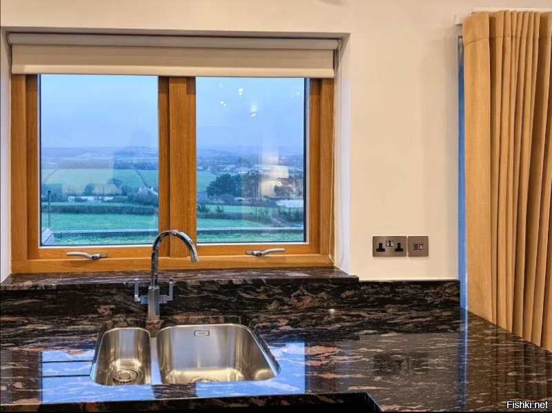 это в деревне английской сдают халупку. видать не в курсе, что смесители на мелкобритании не ставят.