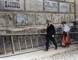 зачем они лестницу туда тащат?