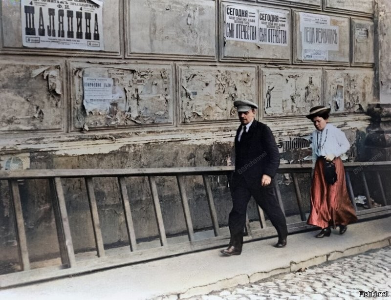 зачем они лестницу туда тащат?