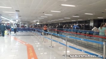 У турок давным-давно подобная разметка в аэропортах присутствует. Да и не только у турок.

Теперь, похоже, и поляки до цивилизации доросли.