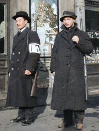 Судя по пальто справа дама.