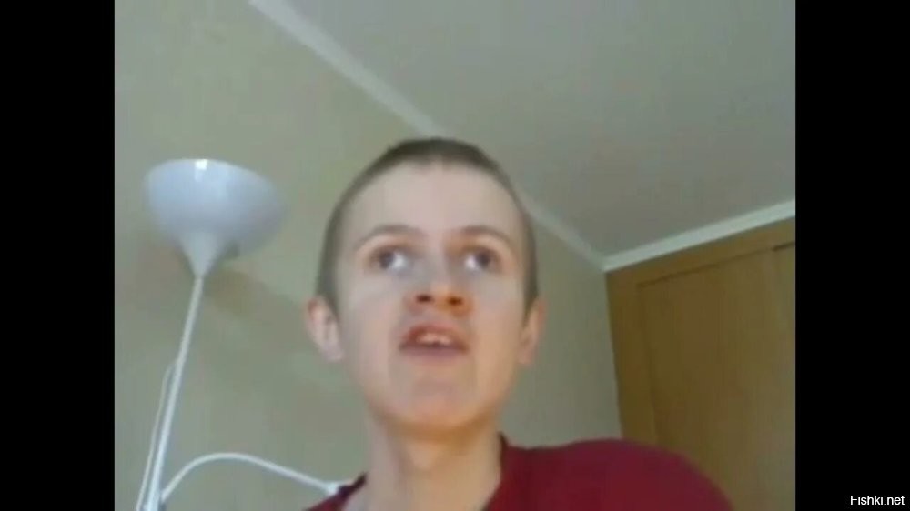 Ну прально, одним глазом в смартафон, другим в полоску.