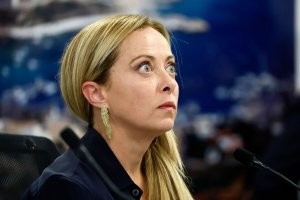 может эта закладку под фундаментом искала? разрыла