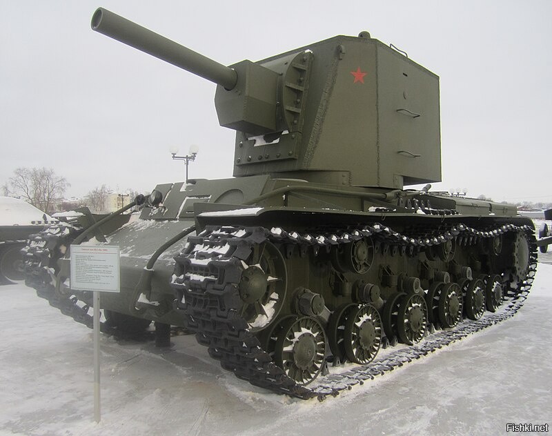 Это разные класс машин.
На начало войны уже выпускались монстры вроде КВ-2.
боевая масса 52 т, экипаж 6 человек, 152-мм гаубица М-10Т, 3 пулемета ДТ. Максимальная скорость по шоссе 34 км/ч, запас хода по шоссе 255 км. Толщина брони 75 мм. Двигатель 600 л.с.