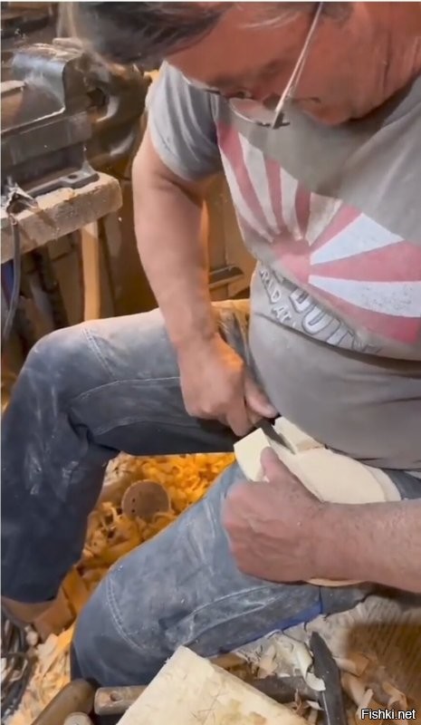 Как он себе ещё живот не вскрыл?
Нож соскользнёт и всё.