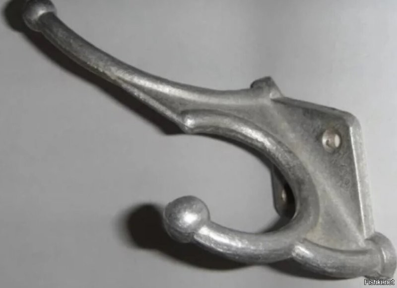 В сарае на даче лежит доска, штук десять прикручено! Выбрасывать жалко, мот пригодится.