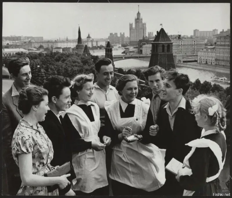 Это не повседневная жизнь. Вообще-то, белые фартуки надевали по особым случаям, а в обычные дни - чёрные.