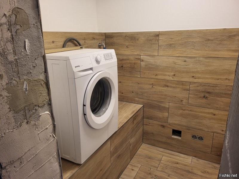 Гы, действительно,я понимаю стиралку на кухне по причине отсутствия места в квартире. Но у этих то товарищей наверняка нашлась бы комната для стиралки,сушилки...и прочих пылесосов...