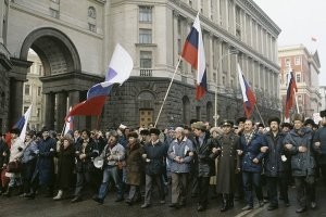 Были-были. Всякая антисоветская сволочь триколорами тогда размахивала, противопоставляя себя коммунистам.

А георгиевские ленты, точнее гвардейские ленты в СССР и тогда были одним из официальных символом победы над фашизмом. Вот открытка 1987 года.