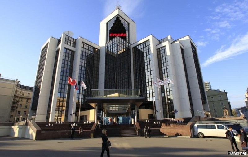 Это они так радуются санкциям Лукойла?
Что такое видео слепили. Со зданием похожим на головной офис?