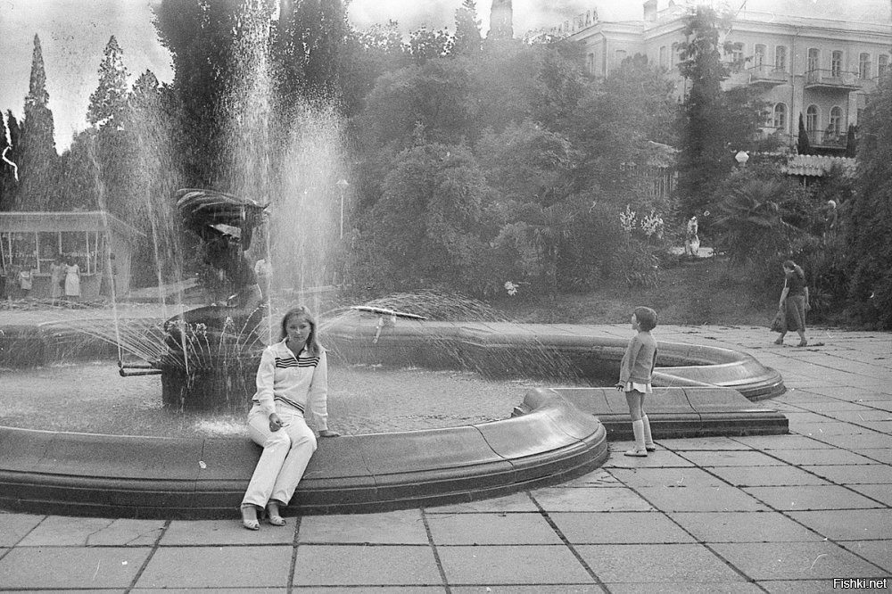 Вот по ссылке более подробно про этот фонтан...
"Юность" он назывался раньше, до появления "Купальщицы", ну а дальше как обычно...