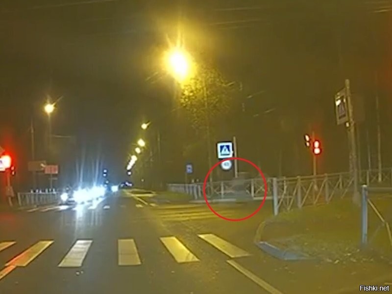 Как можно "предоставить преимущество" быстро летящему снаряду без фары в ночное время? Его надо хотя бы увидеть, для начала...