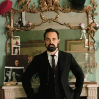 Пэр - это, например, Евгений Александрович Лебедев, барон Сибири, пожизненный член Палаты Лордов.


Пэр - выше по статусу.