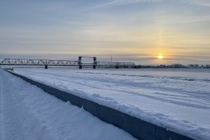 Таких тоже полно. Причем еще с царского времени. Финляндский ж/д мост в СПб еще до Первой Мировой войны открыт был, в 1913 году. Выше на фото можно посмотреть.

А в Архангельске, например, находится самый северный разводной (подъемный) мост в мире. Он на фото ниже.

Процесс подъема разводной секции можно посмотреть на видео с богопротивного Ютуба.