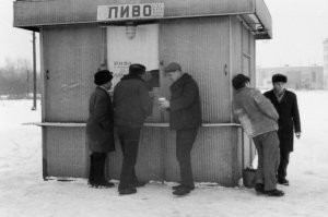 Несоветский Вы человек.

Хотя и в западных пивных порой пьют стоя, когда народу много и сесть некуда.