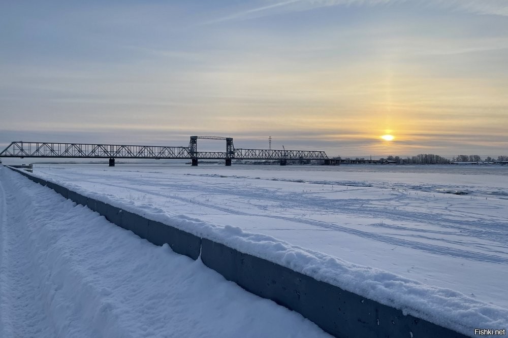 Таких тоже полно. Причем еще с царского времени. Финляндский ж/д мост в СПб еще до Первой Мировой войны открыт был, в 1913 году. Выше на фото можно посмотреть.

А в Архангельске, например, находится самый северный разводной (подъемный) мост в мире. Он на фото ниже.

Процесс подъема разводной секции можно посмотреть на видео с богопротивного Ютуба.