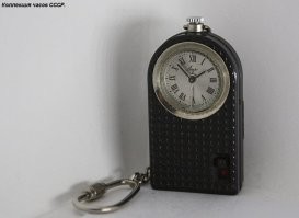 Тоже были похожие. Только не в детстве, а попозже, после школы уже.
Очень выручали в своё время. )
Главное – с будильником! 
Вот такие:
(ещё и чехол из кожзама к ним прилагался)