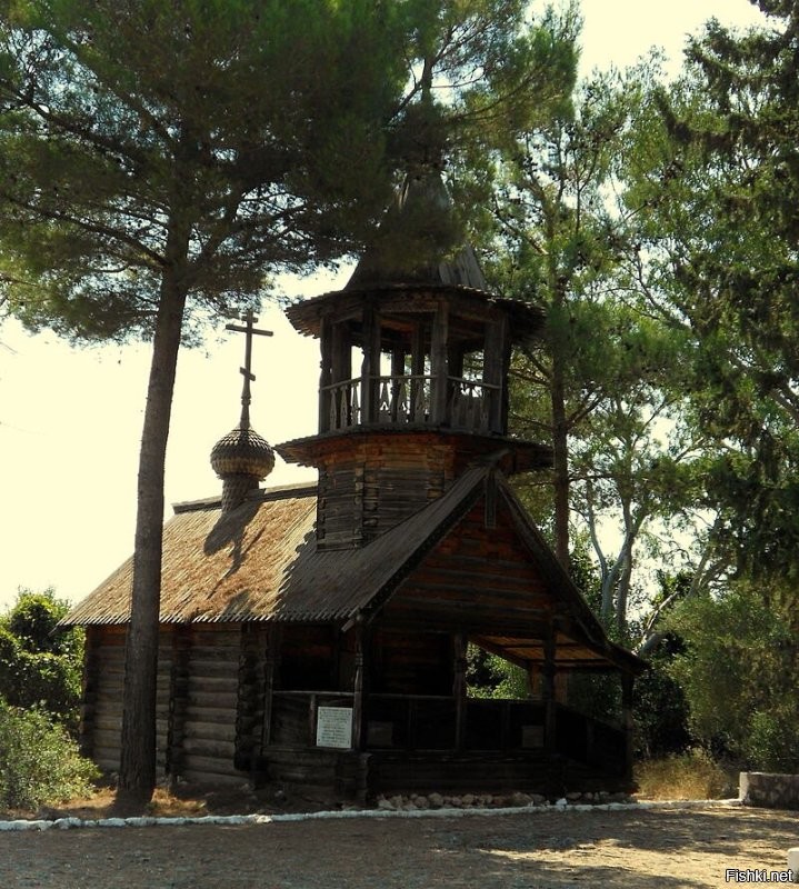 В Наваринской бухте (Греция), на острове Сфактирия, находится деревянная часовня Святителя Николая, построенная при участии россиян в честь моряков, погибших в Наваринском сражении. Этот храм был создан по образцу карельских церквей, чтобы стать местом встречи для греков и россиян.