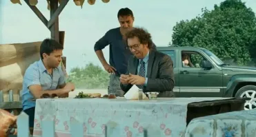 Он ведь ест это, не ест а жрет )))