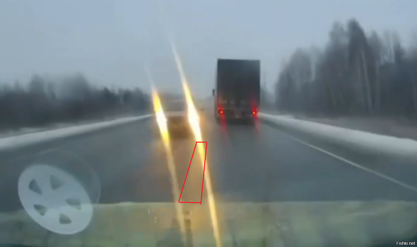Может я не так смотрю, встречный половик кажется немного "кинуло" при проезде фуры, но он остался в своей полосе, а вот рег как высунулся в начале видео, так и ехал по центру дороги, да - немного сместился правее, но все равно был на встречке именно рег.
